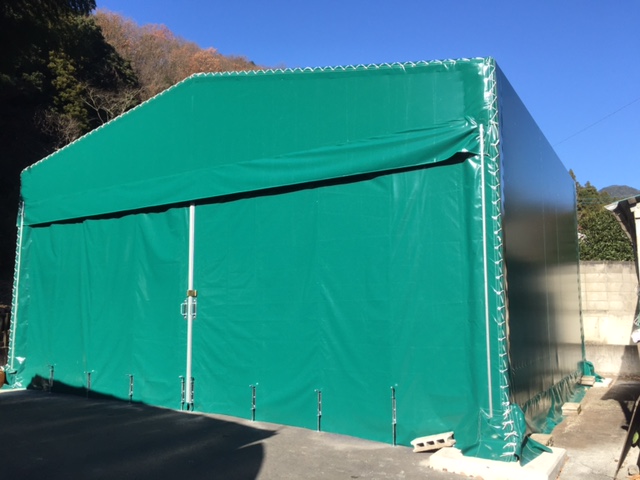 画像：カーテン式テント倉庫（両面開き）の新設工事