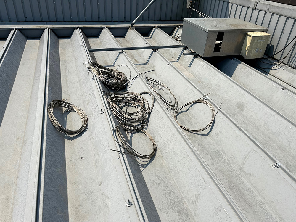 画像：開閉式テントのワイヤー破損修理