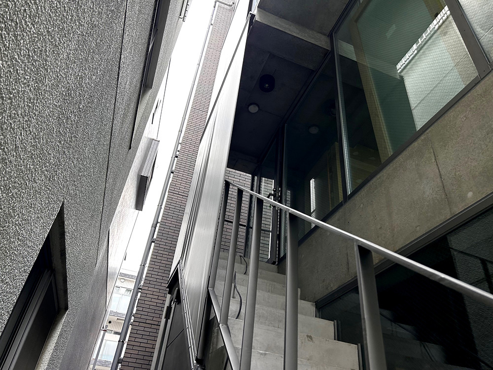 画像:新築ビルの目隠し膜設置工事