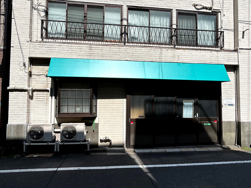 画像：既設軒先テント生地張替え工事