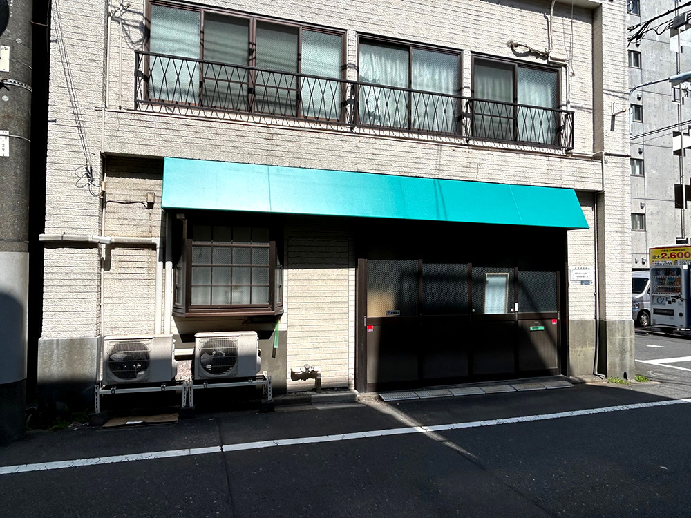画像：既設軒先テント生地張替え工事
